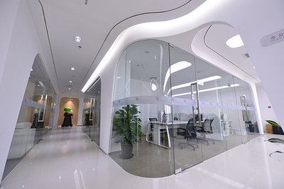辦公室裝修設計中玻璃材料的可逆性優勢及應用策略